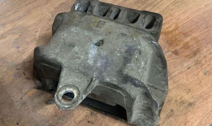 Подушка крепления КПП Skoda Octavia, I (A4) 1998