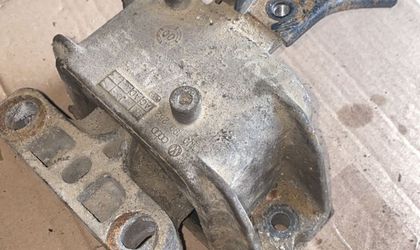 Опора двигателя правая Skoda Octavia, I (A4) AKL