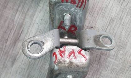 Петли двери задней правой Toyota Corolla NZE121