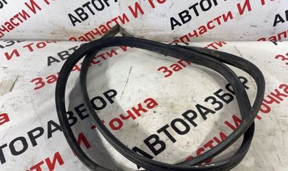Уплотнительная резинка боковой двери передняя