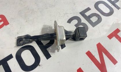 Ограничитель двери передний левый Mitsubishi