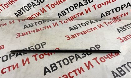 Уплотнитель стекла двери передний правый Ford