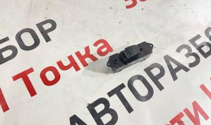 Кнопка стеклоподъемника передняя правая Mitsubishi