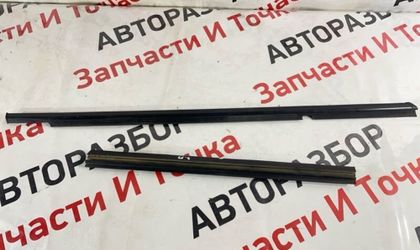 Уплотнитель стекла двери задний правый Mitsubishi