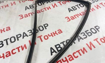 Уплотнитель стекла двери задний правый Mitsubishi