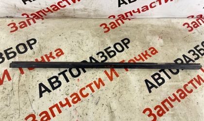 Уплотнитель стекла двери задний правый Opel Astra