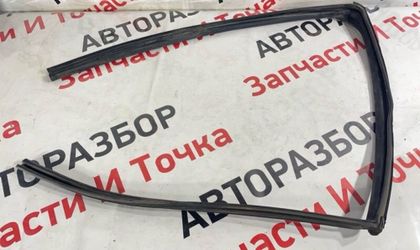 Уплотнитель стекла двери задний левый Mitsubishi