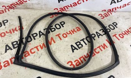 Уплотнительная резинка боковой двери задняя левая