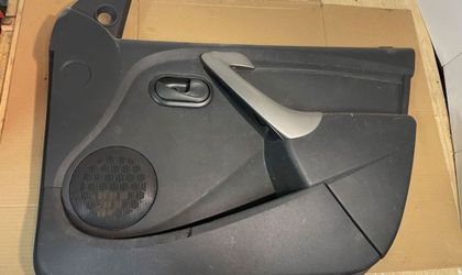 Обшивка двери передней правой Renault Sandero I 