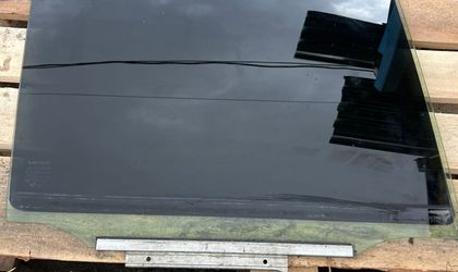 Стекло двери задней правой Lexus LX570