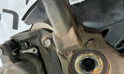 Поворотный кулак с диском правый Toyota RAV4 A40