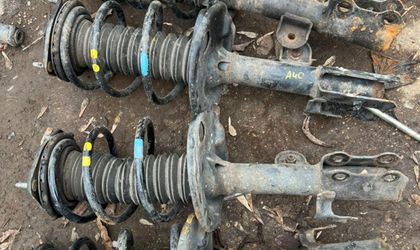 Стойки амортизатора перед пара Toyota RAV4 A40