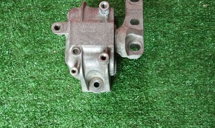 Подушка двигателя правая Volkswagen Audi