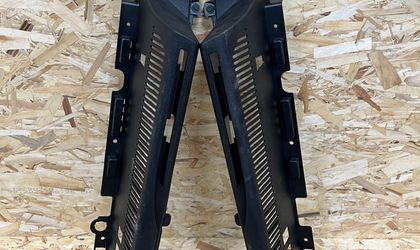 Направляющая шторки багажника x6 f16 f 16 x 6 ф16