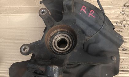 Поворотный кулак левый Land Rover Range l322