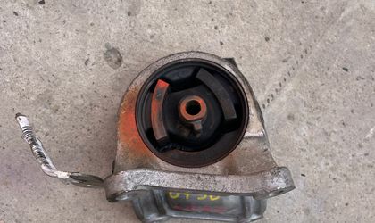 Подушка двигателя левая Nissan Teana J31