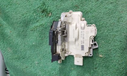 Замок задней двери правый Volkswagen Passat B6