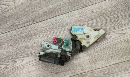 Замок задней правой двери Nissan Almera N15