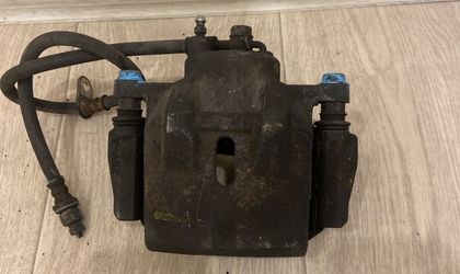 Суппорт  передний правый Toyota Corolla NZE124