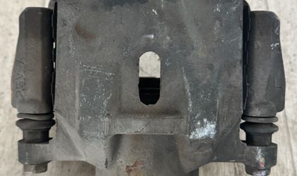 Суппорт передний левый Toyota Corolla NZE124
