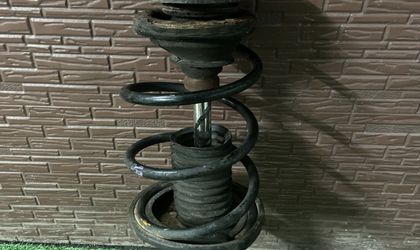 Стойка амортизатора передняя правая Toyota Corolla
