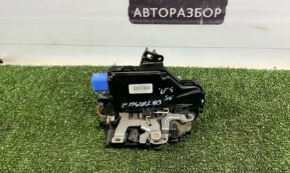 Замок задней левой двери Skoda Octavia a5