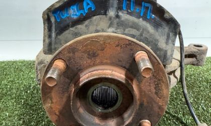 Поворотный кулак правый Nissan Tiida C11