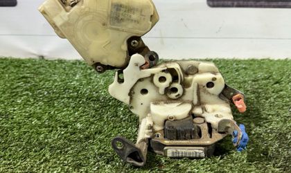 Замок передней левый Nissan Almera N16 рест