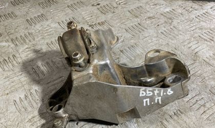 Кронштейн двигателя правый Volkswagen Passat B5+