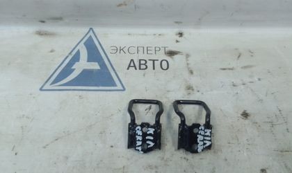 Петля спинки заднего сиденья Kia Cerato I 2006