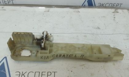 Кронштейн ручки лев  передний Kia CeratoI Рест2007