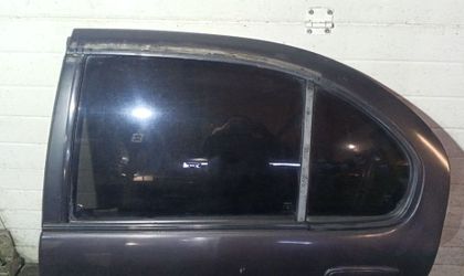 Стекло двери задней левой Nissan Cefiro A32 VQ20