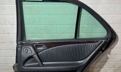 Уплотнитель стекла двери задн прав Mercedes E W210