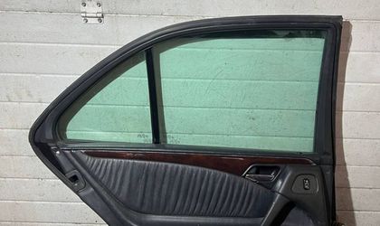 Уплотнитель стекла двери задн лев Mercedes E W210