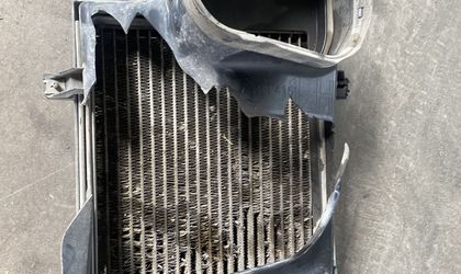 BMW X5 E70 Радиатор масляный с корпусом дефектный