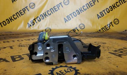 Замок двери передний левый Toyota Auris ZRE152