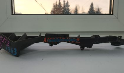 Крепление переднего бампера левое Toyota SCP11