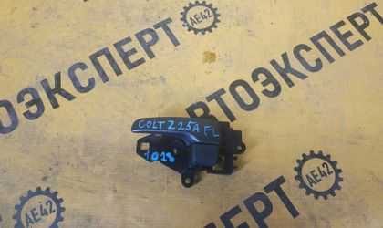 Ручка двери внутренняя передняя левая Colt Z25A