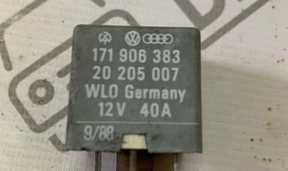 Реле топливного насосаVolkswagen Passat B3  1988