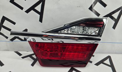 Фонарь правый в крышку багажника Toyota Camry 55 