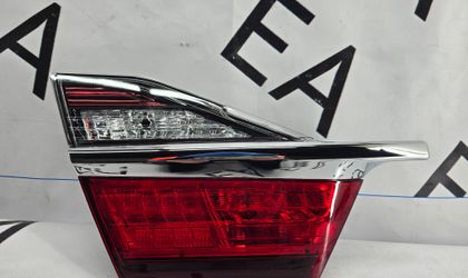 Фонарь левый в крышку багажника Toyota Camry 55 (2014—2018)