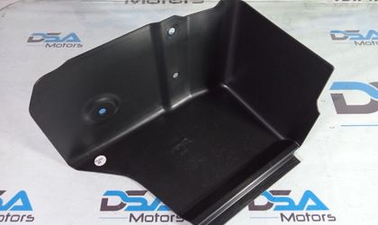 Крышка аккумулятора в багажнике Mercedes W204