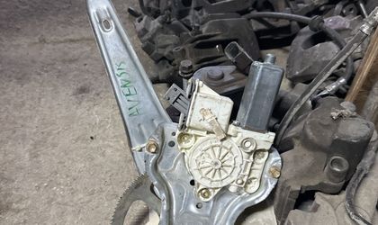 Стеклоподъемник задней левой двери Toyota Avens...
