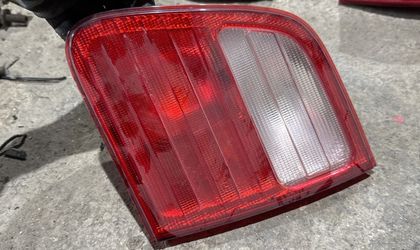 Фонарь крышки багажника правый Универсал E-...