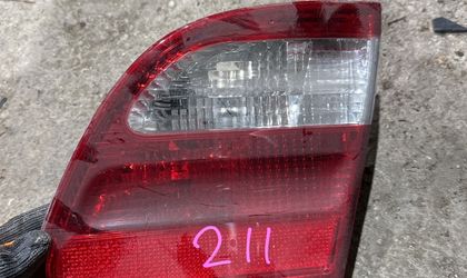 Фонарь крышки багажника правый Mercedes-Benz E-...