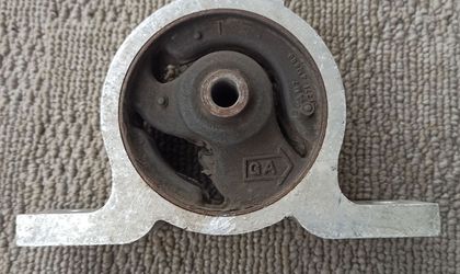Подушка двигателя передняя Nissan Sunny B15