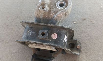 Опора двигателя правая Toyota Platz ncp12