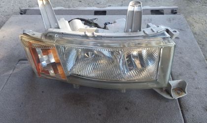Фара правая Toyota BB ncp30
