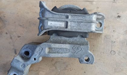 Подушка двигателя правая Nissan Juke yf15