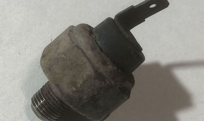 Датчик давления масла Mazda Familia B36718501 zlde